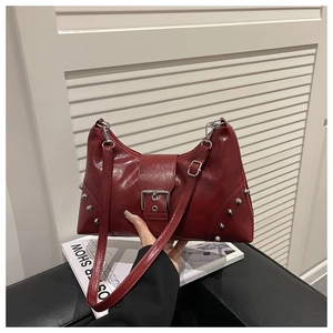 Détail du sac punk vintage bordeaux avec rivets argentés et boucle métallique sur rabat