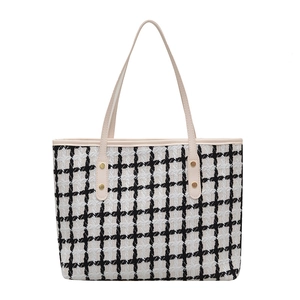 Bolso tote grande de rayas con patrón tejido en blanco y negro y asas rosas