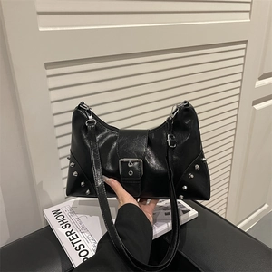 Sac bandoulière punk rétro noir brillant avec clous argentés et boucle métal