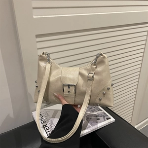 Sac fourre-tout rétro crème en cuir avec clous punk et boucle argentée pour femme