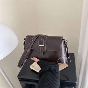 Dunkelbraune Lackleder-Schultertasche mit weißen Kontrastnähten und goldener Schnalle