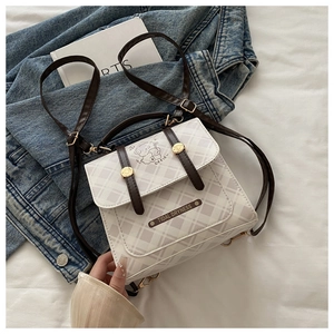 Gros plan détaillé d'un mini sac à dos à carreaux avec sangles en cuir et motif animal