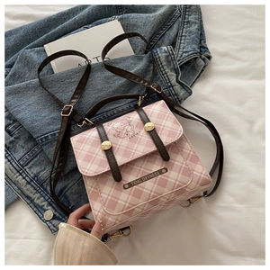 Détails du sac à carreaux rose avec illustration de chien et lanières en cuir brun
