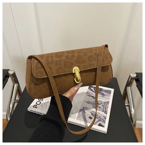 Detail der Vintage-Schultertasche mit Leopardenmuster, Goldverschluss und Matt-Struktur