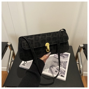 Details der schwarzen Schultertasche aus Samt mit Leopardenmuster und Goldschloss
