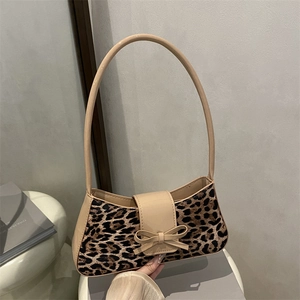 Sac sous le bras chic à motif léopard avec bandoulière beige et détail nœud élégant