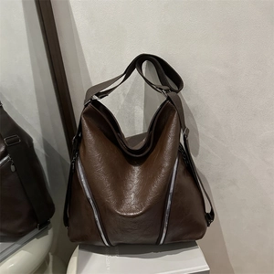 Grand sac cabas rétro en cuir marron avec fermetures éclair et bandoulière en toile large