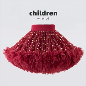 Détail d'un tutu bordeaux pour enfants avec étoiles dorées et couches de tulle doux