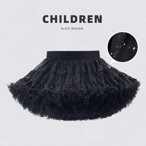 Détail d'un tutu noir pour fille montrant le tulle multicouche et les paillettes argentées
