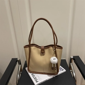 Sac Cabas Vintage en Cuir PU de Grande Capacité pour Femmes Sac à Épaule Rétro de Navettage avec Pendentif Monstre en Peluche Sac à Main à Bord Contrasté