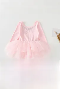 Détail de robe de ballet rose à manches longues avec col strass et jupe en tulle fluide