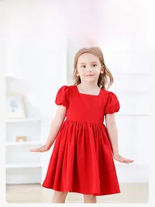 Détail de la robe de princesse rouge avec manches bouffantes et col carré fille