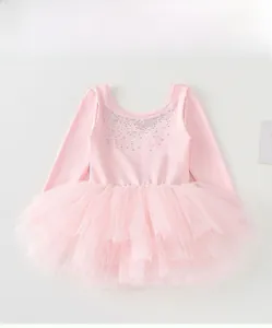 Détail du justaucorps de ballet rose à manches longues avec strass et jupe tutu à volants