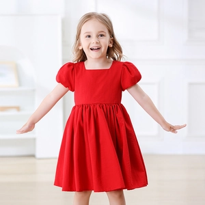 Détail d'une robe de princesse rouge pour fille avec col carré et manches bouffantes