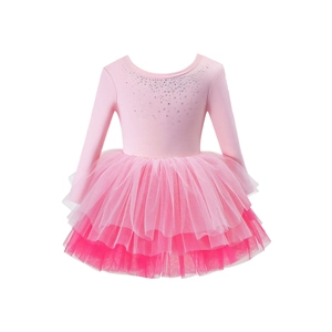Détail du juste-au-corps de ballet rose à manches longues avec strass et tutu à plusieurs couches