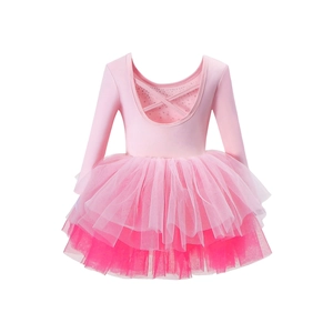 Détail du dos croisé de cette robe de ballet rose à manches longues pour petites filles