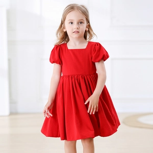 Détail d'une robe rouge pour fille avec col carré et manches bouffantes en coton texturé