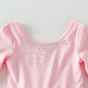 Détail du juste-au-corps de ballet rose à manches longues avec strass scintillants
