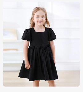 Vue détaillée de la robe noire pour fille avec col carré et manches bouffantes chic