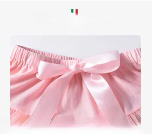 Détail de la taille élastique d'un tutu rose avec un large nœud en satin et texture soyeuse