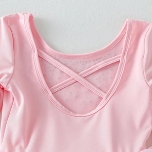 Détail du justaucorps de ballet rose avec dos en U et fines bretelles croisées