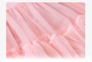 Détail du tissu en maille rose multicouche montrant la texture douce et le volume du tutu