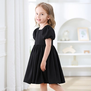 Détail de la robe noire pour filles avec col carré et manches bouffantes en coton doux