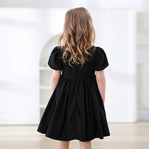 Détail de la vue arrière d'une robe de princesse noire pour fille avec manches bouffantes