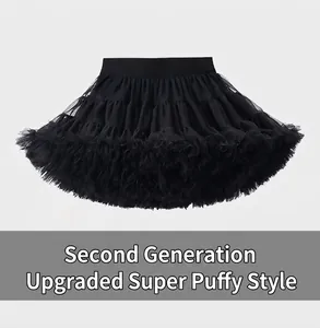 Détail d'une jupe tutu noire multicouche avec ceinture élastique et tissu en maille duveteuse