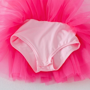Détails du body tutu rose avec boutons-pression et couches de tulle fuchsia doux