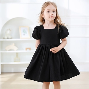 Détail de la robe noire vintage pour filles avec col carré élégant et manches bouffantes