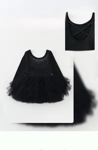 Détail du justaucorps de ballet noir à manches longues avec strass pour petites filles