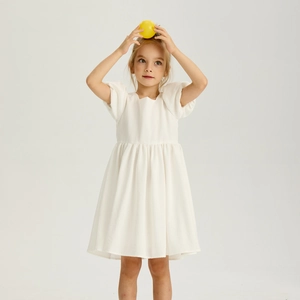 Détails de la robe blanche pour filles avec col carré et manches bouffantes