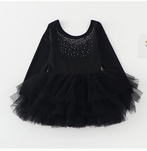Détail de la robe de ballet enfant avec col en strass et jupe en tulle multicouche