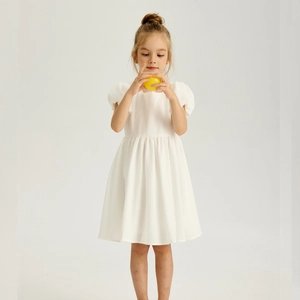 Détail de robe de princesse blanche pour fille avec col carré et manches bouffantes