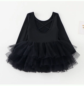 Détail du tutu de ballet noir pour filles avec bretelles croisées et jupe en tulle