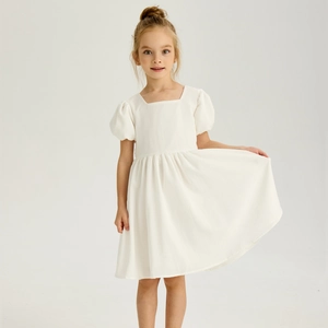 Détail d'une robe de princesse blanche pour fille avec manches bouffantes et col carré