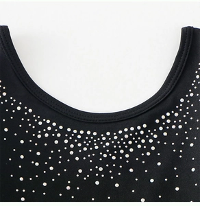 Détail du col d'une robe de ballet noire pour fille ornée de strass argentés