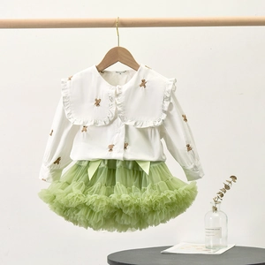 Set per bambina con camicia bianca ricamata con orsi e gonna tutù verde a più strati