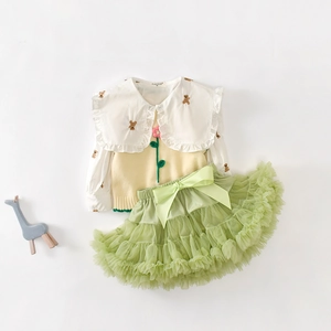 Completo 3 pezzi bimba con camicia ricamata, gilet in maglia e gonna in tulle verde