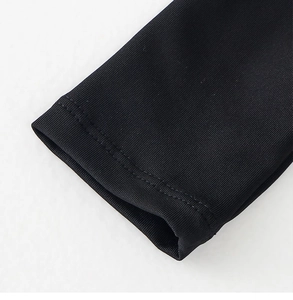 Détail de la manche de robe de ballet noire avec tricot élastique et couture double