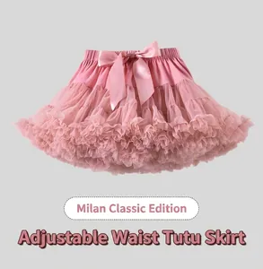 Détail de la jupe tutu rose à volants avec un nœud décoratif en satin à la taille