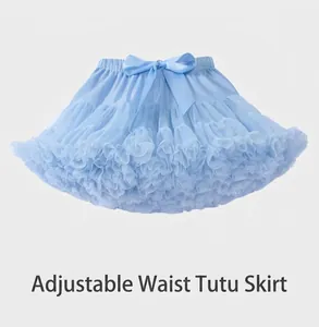 Détail jupe tutu bleu clair avec tulle à plusieurs niveaux et nœud de taille réglable