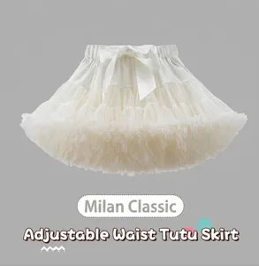 Détail d'une jupe tutu en tulle blanc multicouche avec un grand nœud en satin et élastique