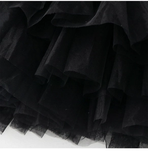 Vue détaillée du tissu en tulle de maille noire multicouche pour robe de ballet enfant
