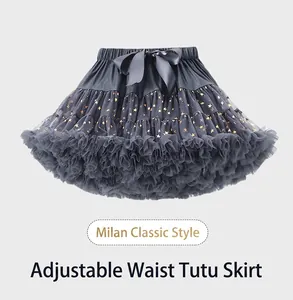 Détail d'un tutu gris avec étoiles dorées et nœud en satin à taille ajustable