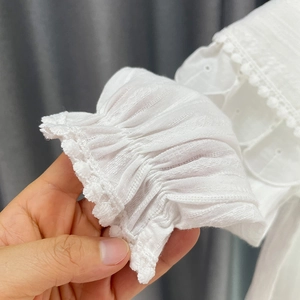 Chemisier blanc en coton pour fille avec poignets à volants et broderie délicate
