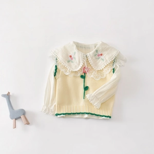 Completo bambina con gilet in maglia giallo e camicia bianca con colletto in pizzo