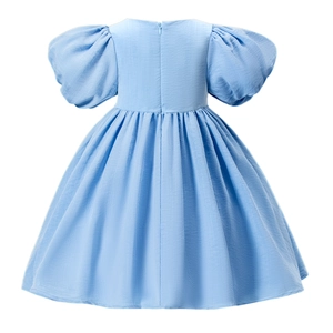 Détail de robe bleu clair pour filles avec manches bouffantes et fermeture invisible
