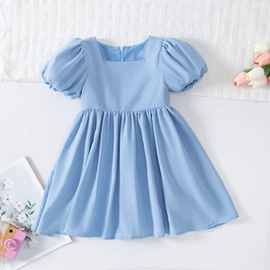 Détail de l'encolure carrée et du tissu en coton bleu clair de la robe à manches bouffantes